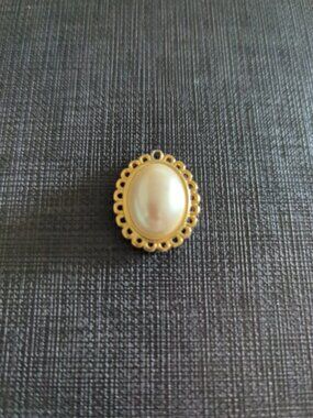 vintage-style faux pearl gold tone pendant